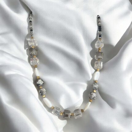 Naszyjnik biało-szare koraliki i kryształki z biało-czarnym łańcuszkiem