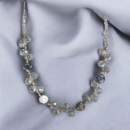 Naszyjnik biało-szare koraliki i kryształki