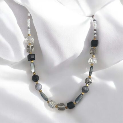 Naszyjnik biało-szare koraliki i kryształki z biało-fioletowym łańcuszkiem