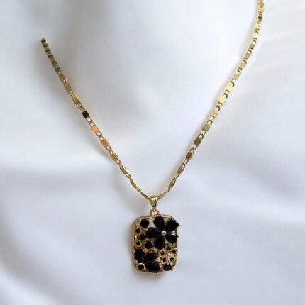 Naszyjnik stal chirurgiczna złoty prostokąt z czarnymi kryształowymi kwiatuszkami