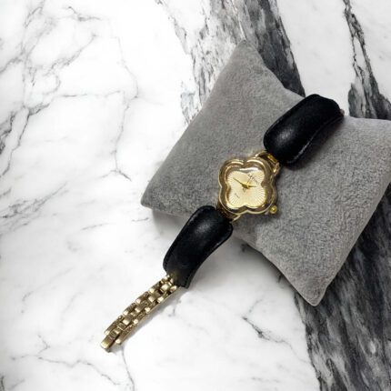 Zegarek damski złoty rozetka bransoletka z paskiem eko-skórka czarna ze złotą tarczą