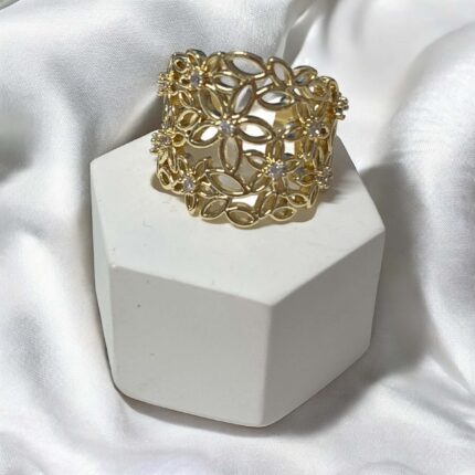 Pierścionek złoty stal chirurgiczna gruby ażurowe kwiatuszki z białymi cyrkoniami