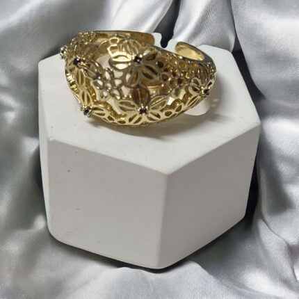 Pierścionek regulowany złoty stal chirurgiczna ażurowe kwiatuszki z czarnymi cyrkoniami