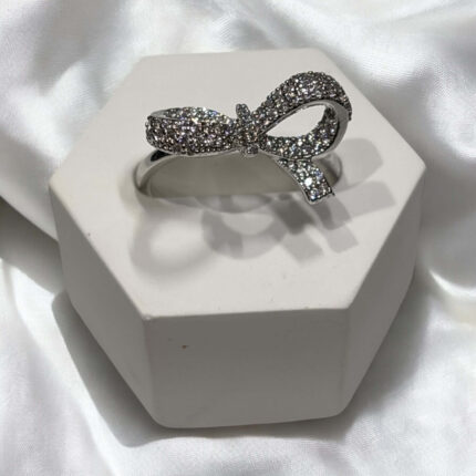 Pierścionek regulowany srebrna stal chirurgiczna kokarda z cyrkoniami